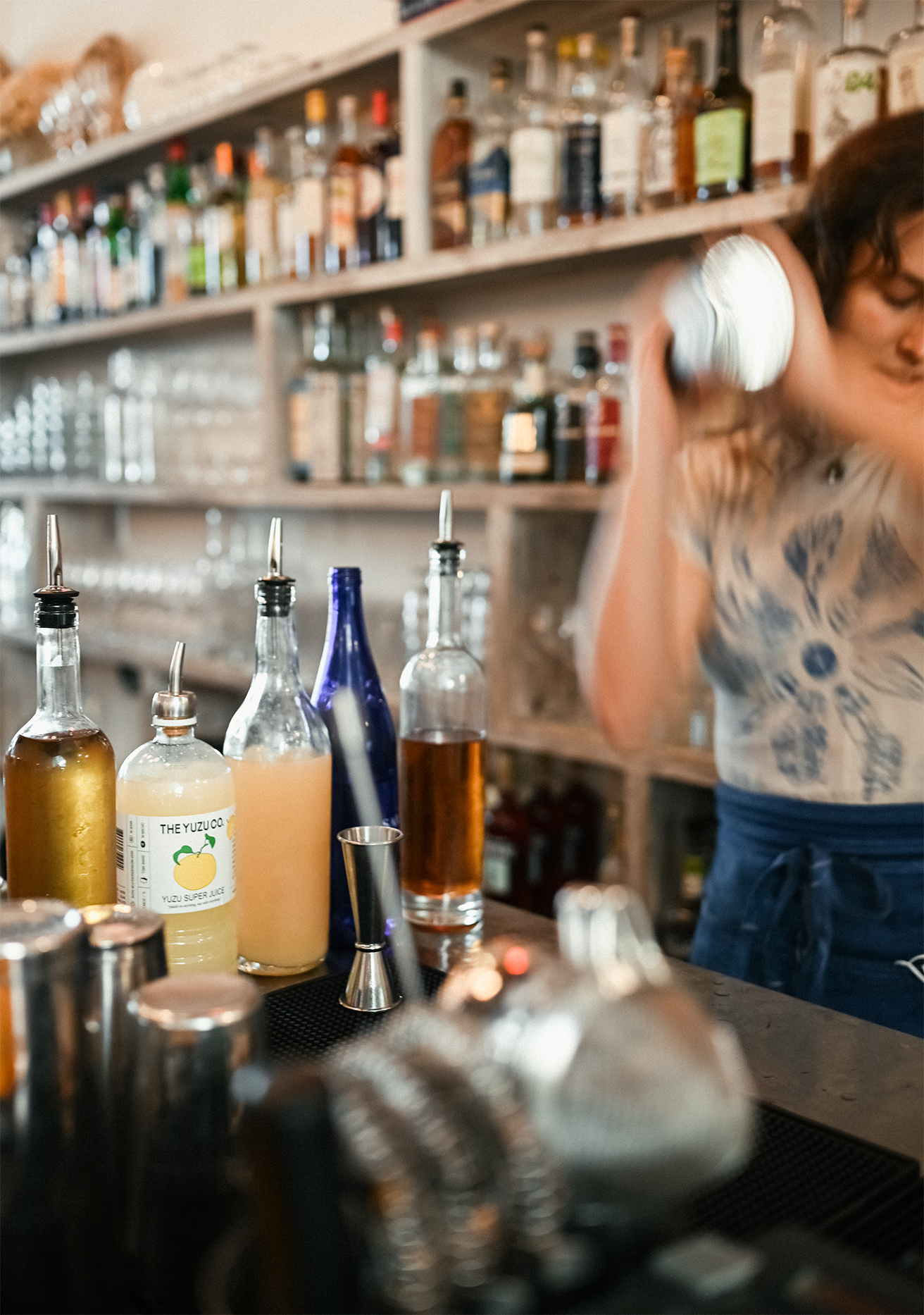 Bartender shaking a yuzu super juice cocktail at botanica in los angeles